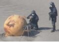 ¿OVNI en Japón? Una extraña bola gigante de hierro apareció en la playa