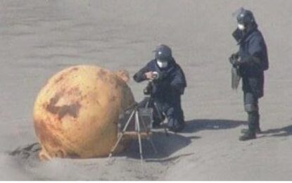 ¿OVNI en Japón? Una extraña bola gigante de hierro apareció en la playa